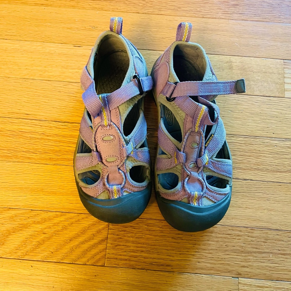 Girls keens size 2